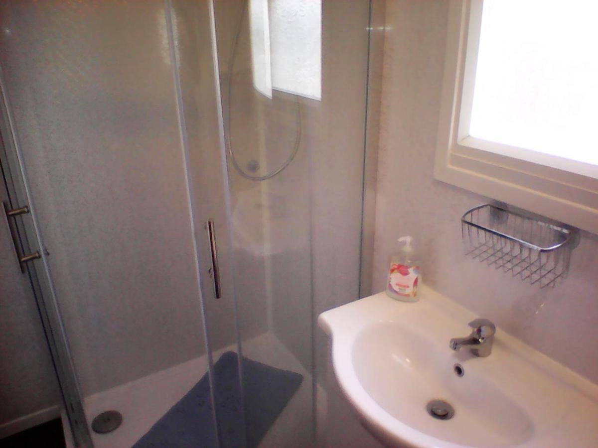 Yeolde Woodern Seashak 2 Bed New Kitchen Bathroom Etc Free Electric Always Dog Friendly Now Spotless By Myself Doing It Chalet