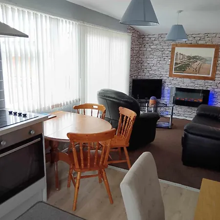 Ye Olde Wooden Seashack: Beachfront Pet-Friendly Retreat Bridlington Exterior photo