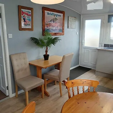 Ye Olde Wooden Seashack: Beachfront Pet-Friendly Retreat Bridlington Exterior photo