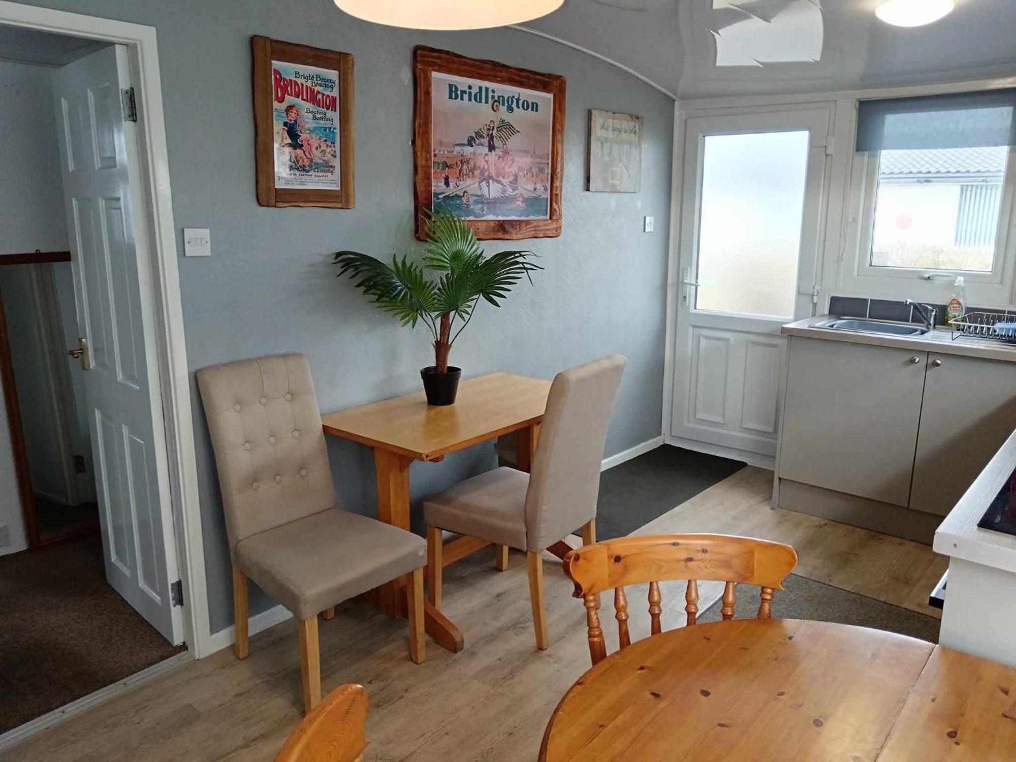 Ye Olde Wooden Seashack: Beachfront Pet-friendly Retreat Chalet